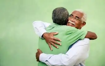 Hommes âgés s'embrassant