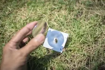 מיזגו אור שמש עם נייר עם עדשה קמורה