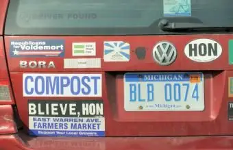 auto con adesivi per paraurti