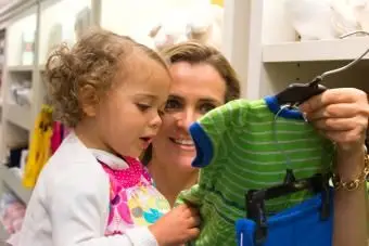 Mãe e filho comprando roupas