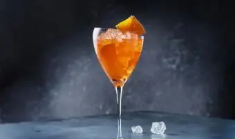 Aperitivo tradicional italiano Aperol Spriz com laranja e gelo
