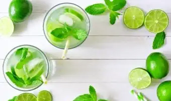 Jamajska bezalkoholowa woda wapienna