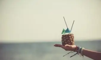 Hawajski koktajl bezalkoholowy miętowo-ananasowy