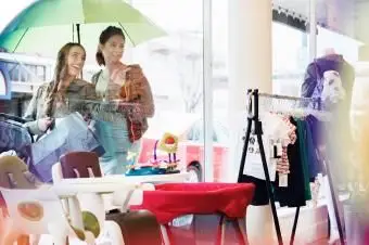 Deux femme faisant des emplettes pour des cadeaux de maternité