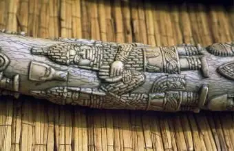 súčasť starožitného vyrezávaného kel