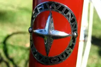 Schwinn odznak na hlave