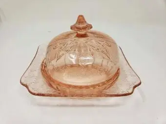 Retro 30-tych rokov 20-tych rokov ružová depresia pohárom zakrytá maslový syr