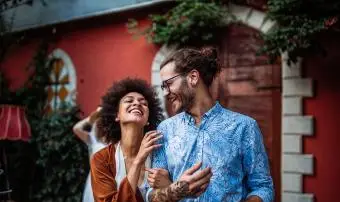 Usmívající se pár po ulici