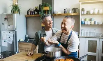 pár se směje při vaření