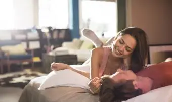 Couple relaxant sur le lit ensemble