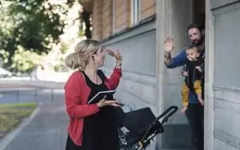 אמא בקריירה מניפה שלום למשפחה