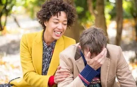 Donna che applaude un uomo depresso