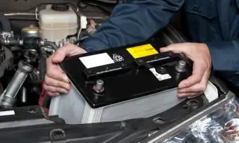 Instalação de bateria de carro