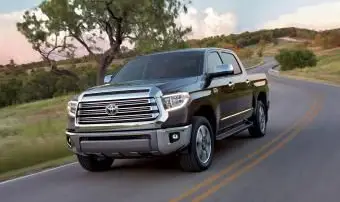 도로에서 운전하는 2018 Toyota Tundra