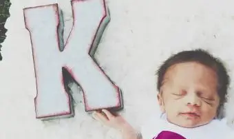 Přímo Nad Shot Holčička Spící Do Písmeno K Na Koberec