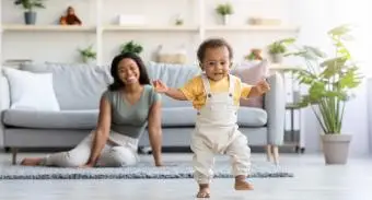 פעוט עושה צעדים ראשונים