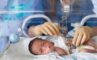 Infirmière avec prématuré