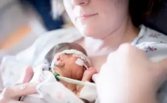 Maman tenant un prématuré