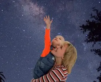 星を見ているママと赤ちゃん