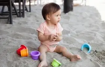 砂の中の赤ちゃん