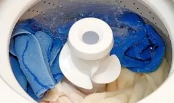 מגבות במכונת כביסה