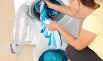 אישה מוציאה מגבות מכביסה