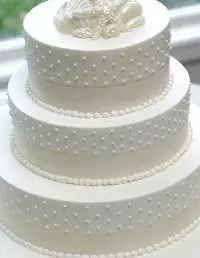 Gâteau de mariage blanc avec dessus de gâteau de coquillage