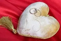 Obrączki przymocowane do poduszki w kształcie serca