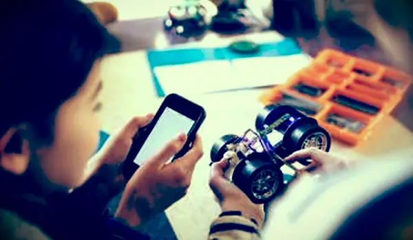 Adolescente con teléfono celular