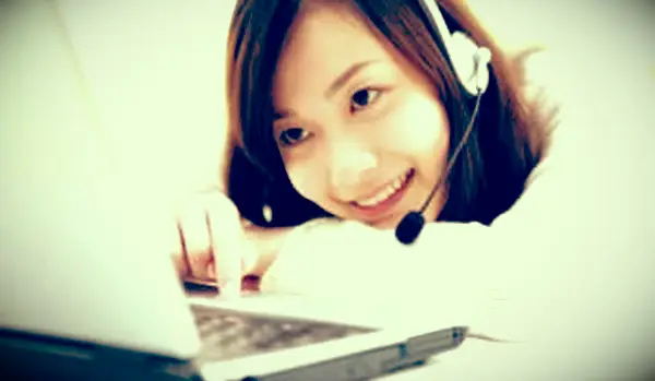 Menina com fones de ouvido conversando