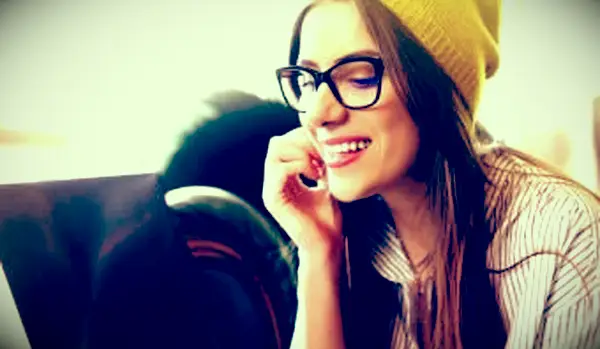 Garota conversando no laptop