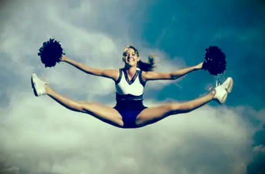 מעודדת שקופצת באוויר