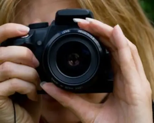 mujer con cámara réflex
