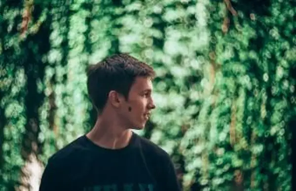 Homem com marca de nascença no rosto