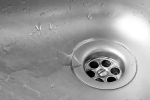 pulizia lavello inox