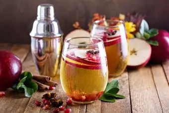 Cocktail d'automne au cidre de pomme, épices et grenade