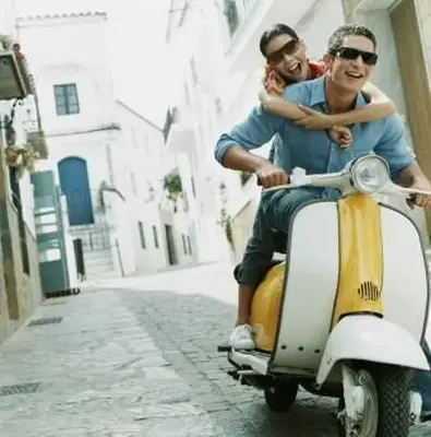 Pareja divirtiéndose