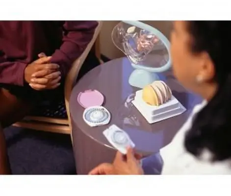 אחות שנותנת גלולות למניעת הריון לחולה