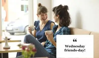 יום רביעי ציטוט חברים שותים קפה ומדברים