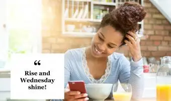 ציטוט של יום רביעי אישה מחייכת ליד שולחן ארוחת הבוקר