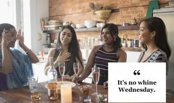 יום רביעי ציטוט קבוצת חברים ששותים יין