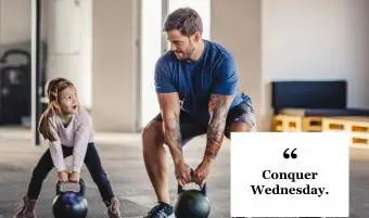 יום רביעי ציטוט אב ובתו מרימים משקולות