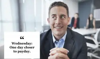 ציטוט יום רביעי איש מסתכל נרגש בעבודה