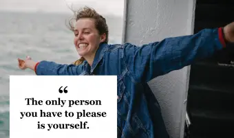 Jovem se divertindo ao lado de uma balsa