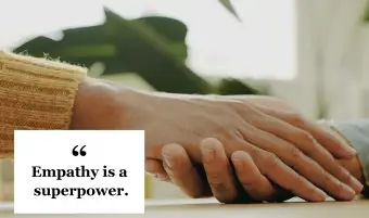 Casal sentado à mesa e de mãos dadas