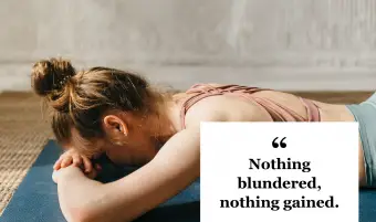 Jovem praticando ioga na aula de ioga no colchonete