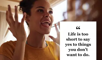 Mulheres jovens se divertindo e saindo