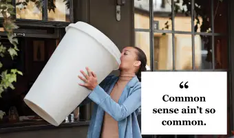 Mulher tomando café em um grande copo descartável no balcão de café