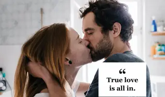 Casal romanticamente envolvido em um beijo