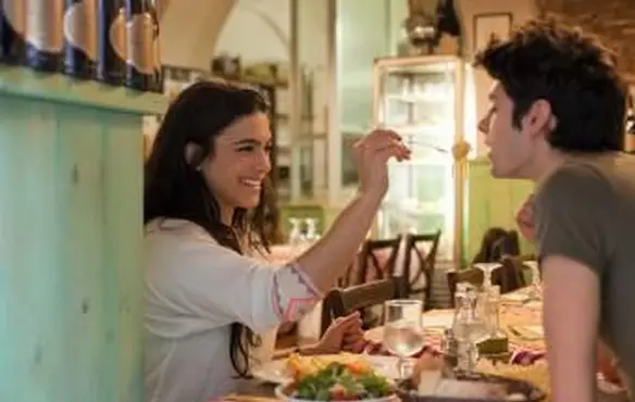 Casal comendo juntos em restaurante